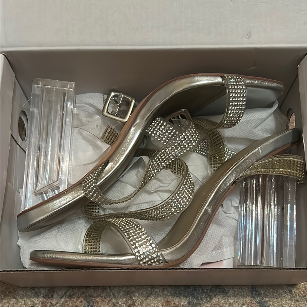 Women’s size 6 heels 
DREAM PAIRS brand